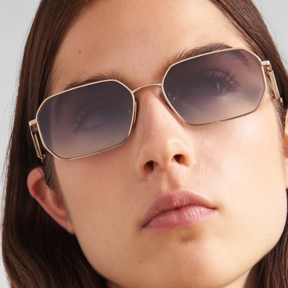 PRADA Gradient Iris Lenses Sunglasses
With Triangle Logo - Picture 4 of 10